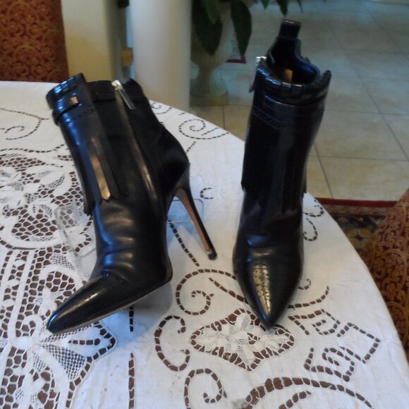 KORS by Michael Kors Black Leather Ankle Boots w/Removable Front Fringe Panel 8M - Picture 1 of 16